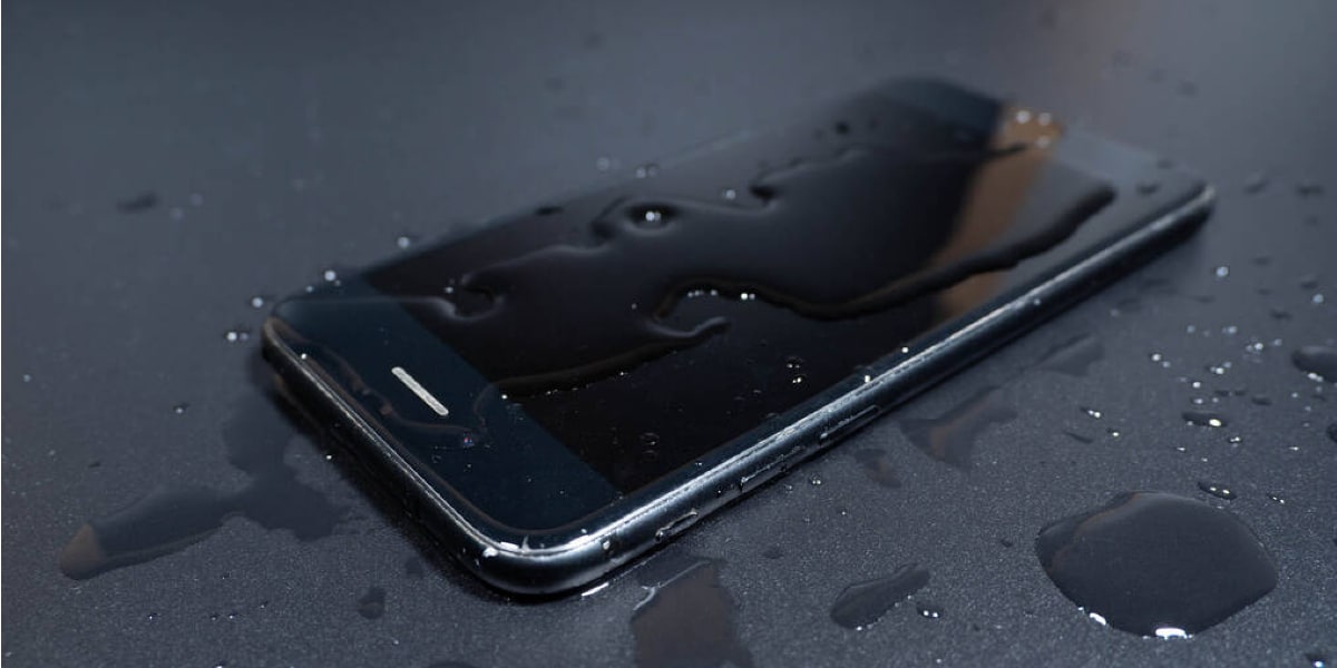 What to Do When Your Phone Falls into Water 